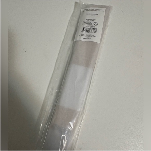 Dior gift holding Fan - Picture 8 of 8